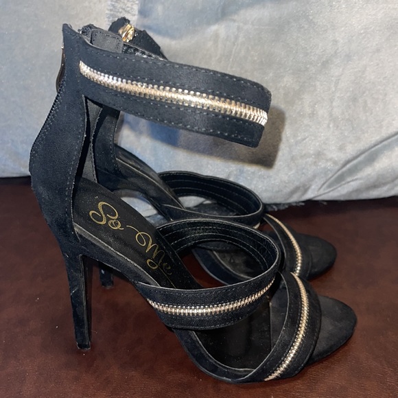 Joyce Lessie. Size 8. Light worn! No Box! Color: Black/Gold - Picture 3 of 4